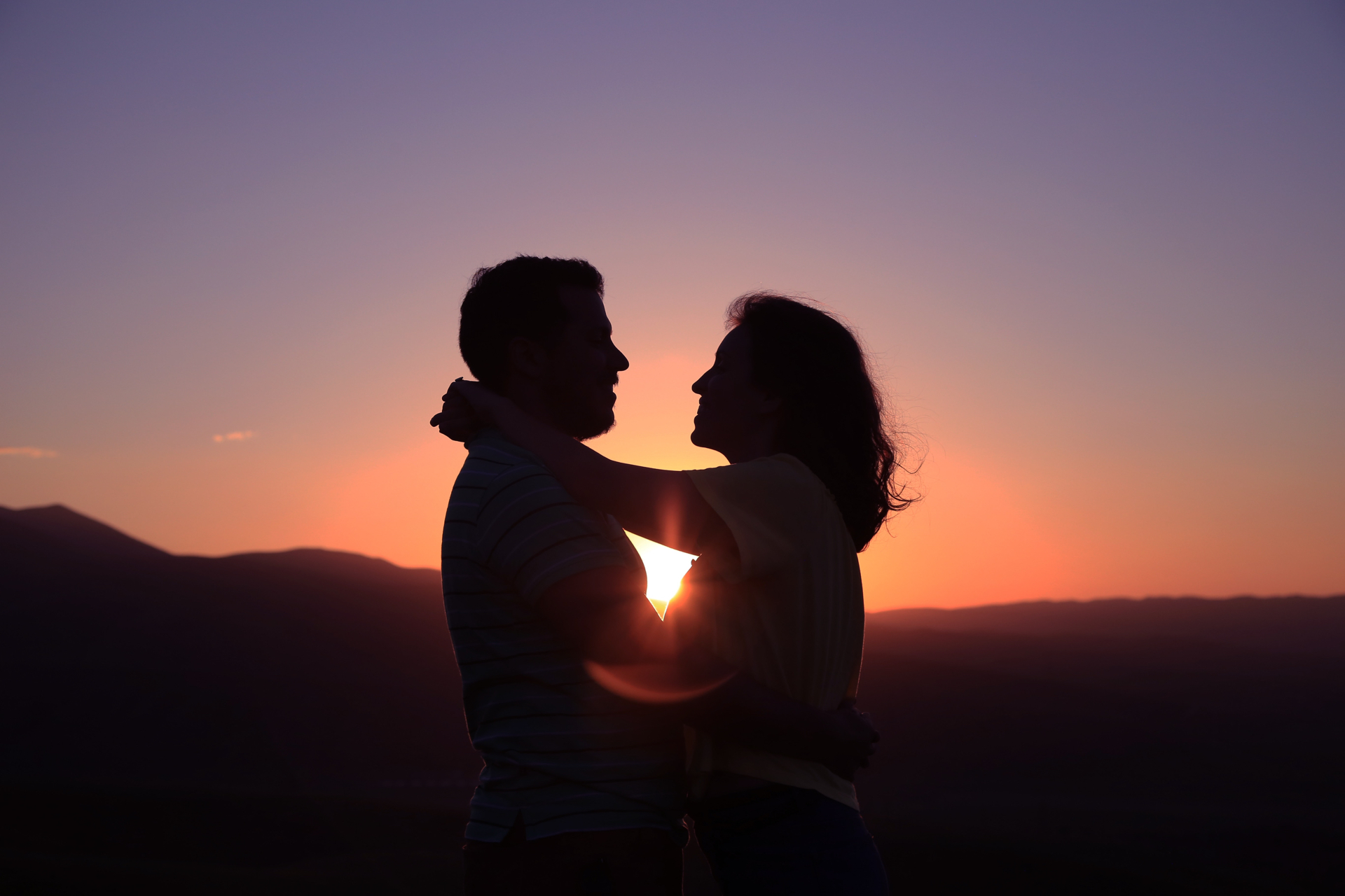 Image of a couple hugging with the sunset behind them. This image could depict a couple who have happily been to couples therapy in philadelphia, pa. get connected with a couples therapist in philadelphia, pa today! 19380 | 19382 | 19333